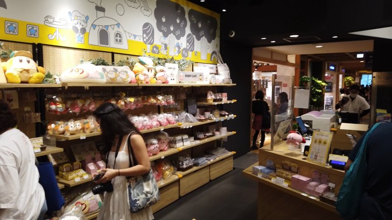 Il tema del merchandising del Kirby Cafè è ovviamente a tema cibo
