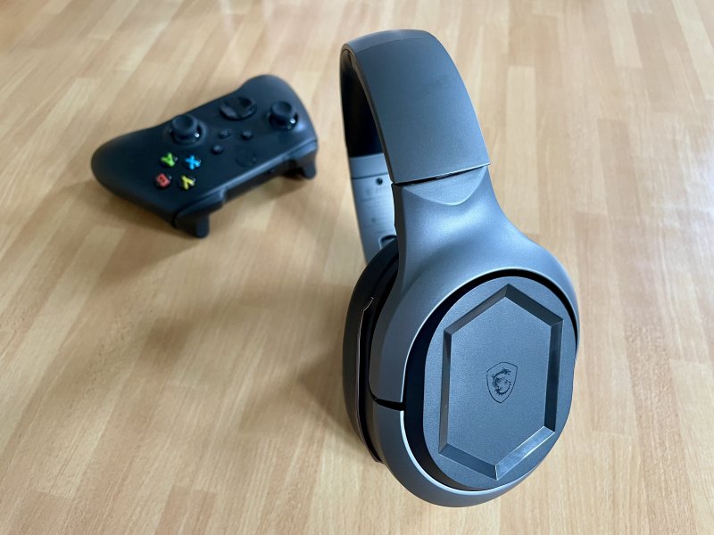 La parte esterna dei padiglioni delle MSI Immerse GH50 Wireless è realizzata con una plastica piuttosto economica La parte esterna dei padiglioni delle MSI Immerse GH50 Wireless è realizzata con una plastica piuttosto economica