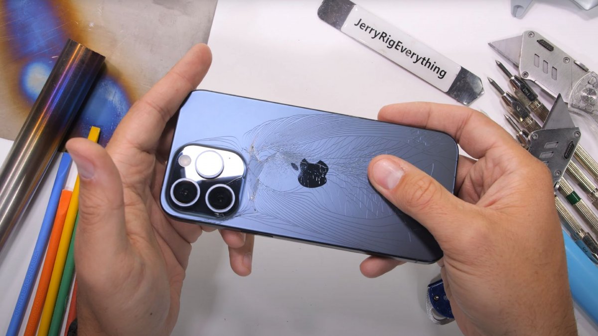 iPhone 15 Pro Max fails the bend test, the glass layer shatters under