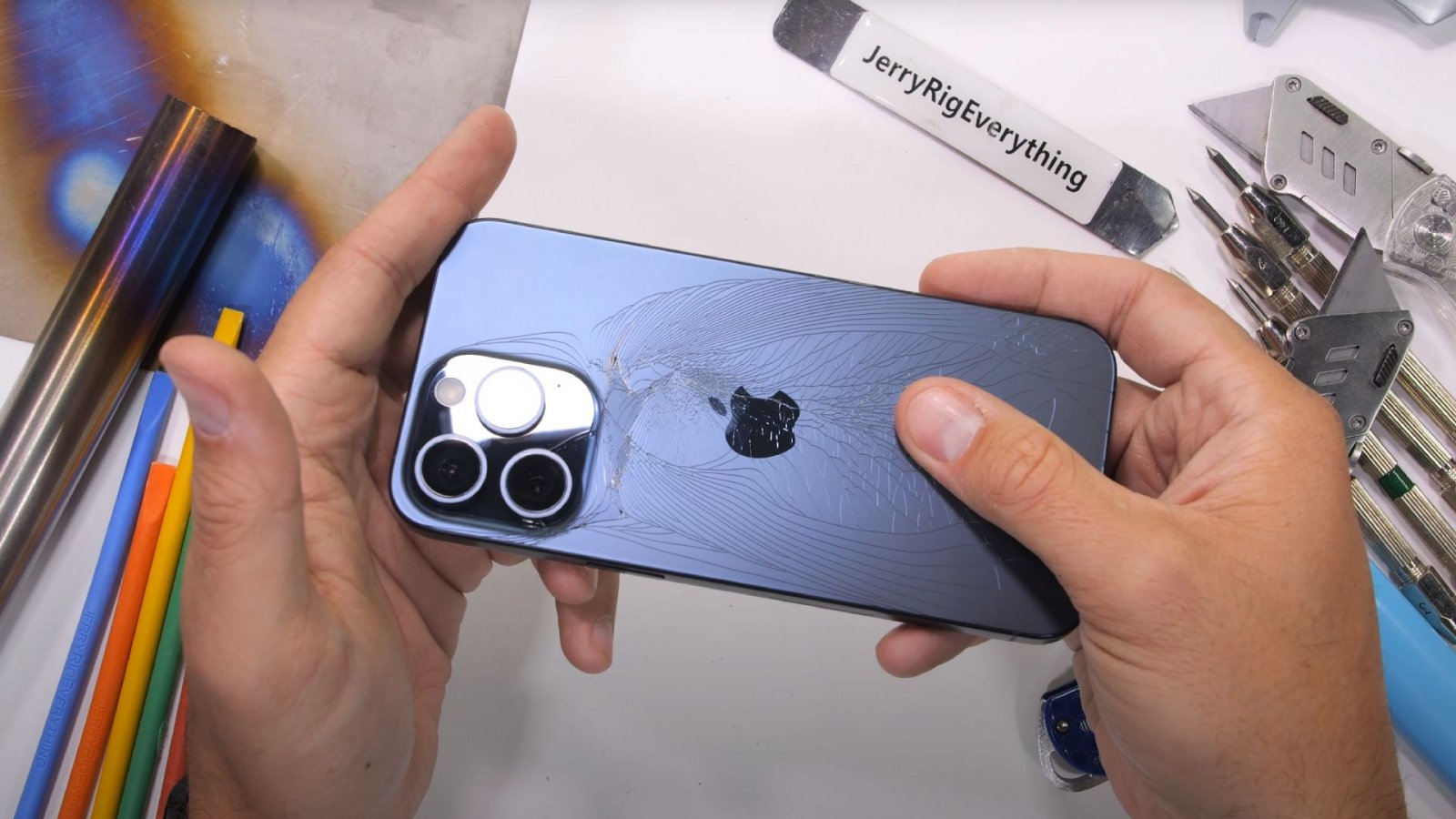 iPhone 15 Pro Max non supera il bend test, lo strato di vetro si infrange sotto pressione
