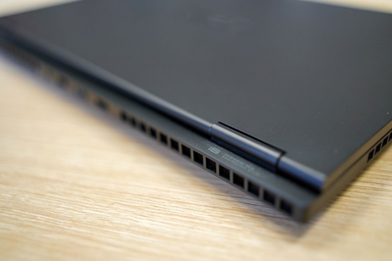 Nonostante le numerose griglie e la componentistica non estrema, il laptop fatica a mantenere buone temperatura ed è molto rumoroso