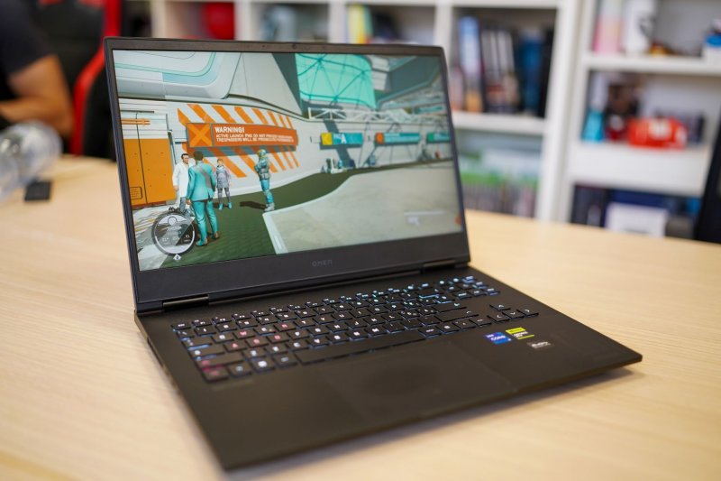 Il display svolge il suo compito senza brillare per caratteristiche tecniche