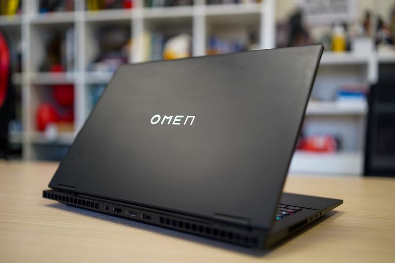 Il laptop si caratterizza per un look davvero molto sobrio con solo il logo OMEN in evidenza