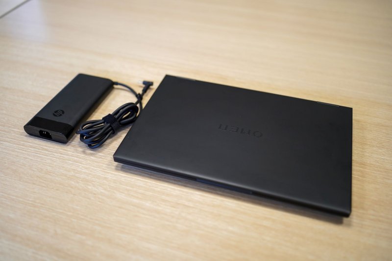 Il laptop OMEN 16 con il suo alimentatore ufficiale