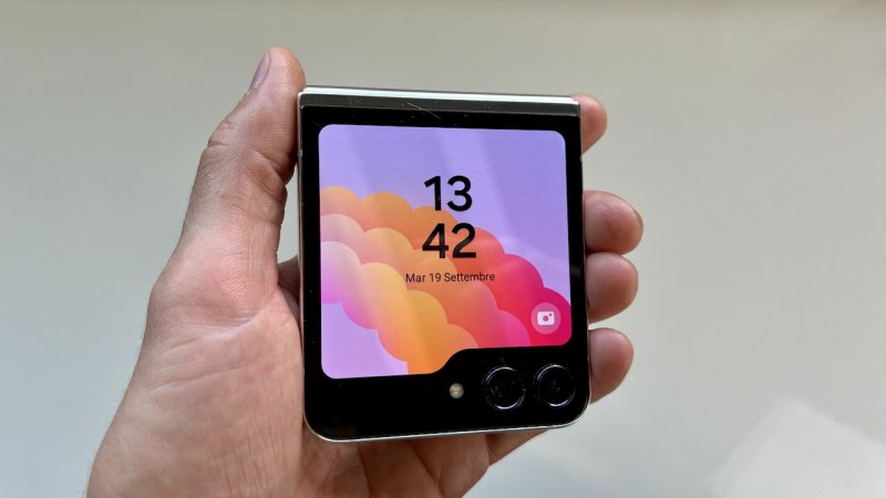 Lo schermo esterno di Samsung Galaxy Z Flip 5 si chiama Flex Window ed è molto più grande e utile rispetto a quello di Galaxy Z Flip 4