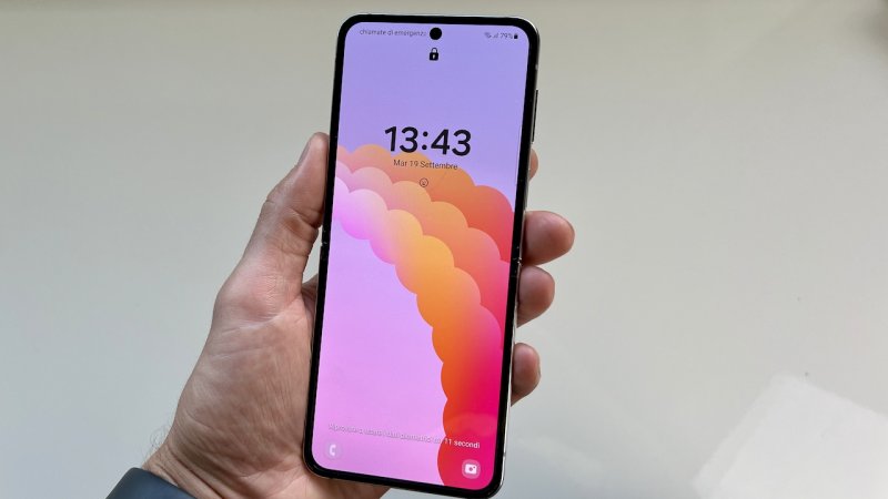 Samsung Galaxy Z Flip 5 è compatto e leggero da chiuso, ma molto maneggevole anche da aperto