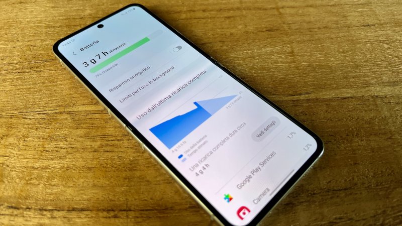 La batteria e la velocità di ricarica non sono decisamente i punti forti di Samsung Galaxy Z Flip 5