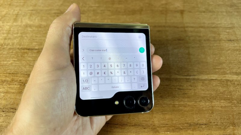 La Flex Window di Samsung Galaxy Z Flip 5 è comoda, ma per poter usare tutte le app bisogna smanettare un po'