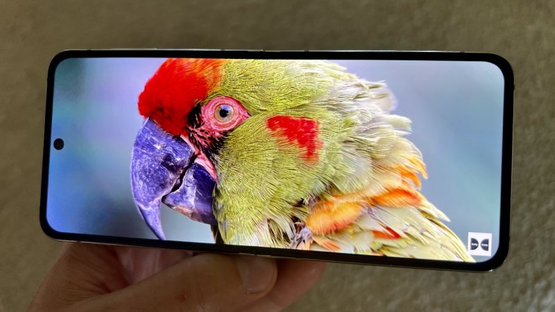 Il display principale di Samsung Galaxy Z Flip 5 è lo stesso del modello precedente, ma rimane di ottima qualità