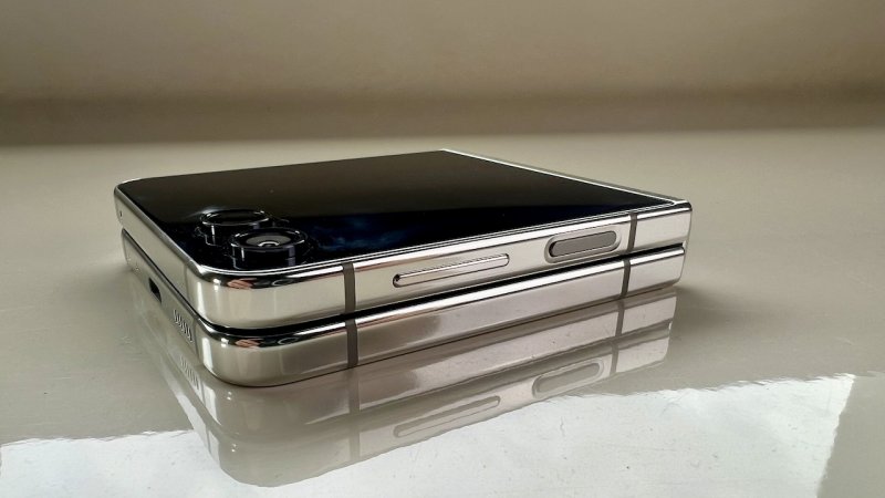 Il sistema di chiusura di Samsung Galaxy Z Flip 5 è stato migliorato e ora le due parti aderiscono senza lasciare spazi
