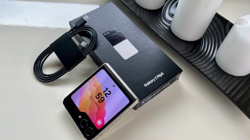 La confezione e la (misera) dotazione di accessori del Samsung Galaxy Z Flip 5