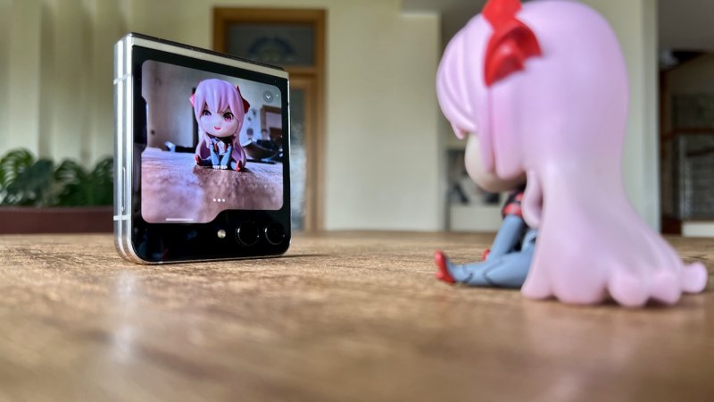 Non ci sono grossi cambiamenti nelle fotocamere di Samsung Galaxy Z Flip 5, ma la Flex Window garantisce più versatilità