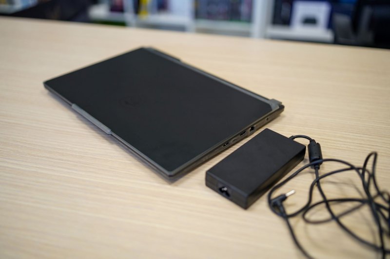 L'alimentatore del Cyborg 15 ha dimensioni contenute ed eroga una potenza di 120 Watt