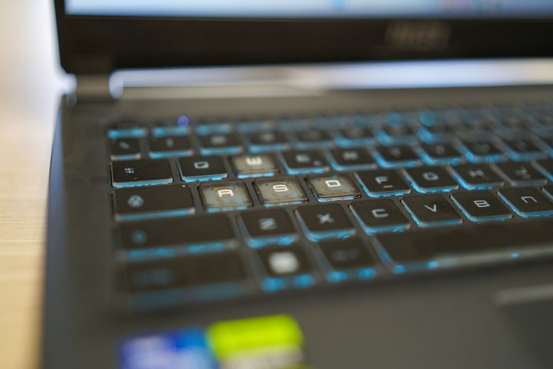 La tastiera presenta dei tasti chiclet parzialmente trasparenti e con un'illuminazione esclusivamente celeste