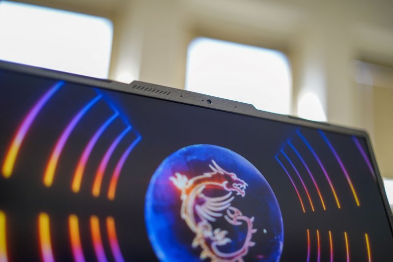 La parte superiore dello schermo presenta un notch che alloggia la webcam e funge anche da maniglia per l'apertura