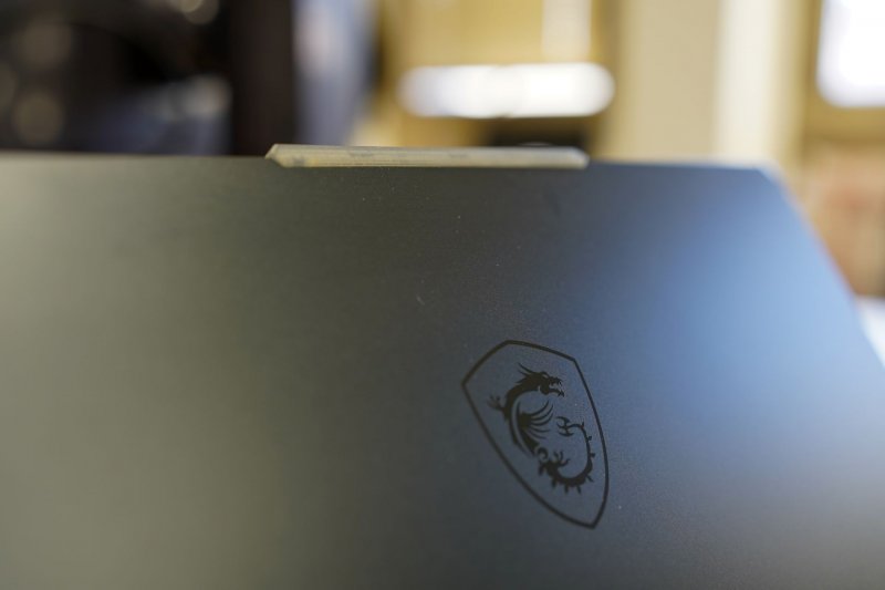 L'unico logo presente è lo scudo con il dragone di MSI sul retro del display