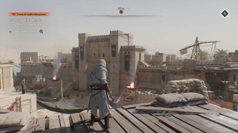 Basim osserva uno degli insediamenti di Assassin's Creed Mirage
