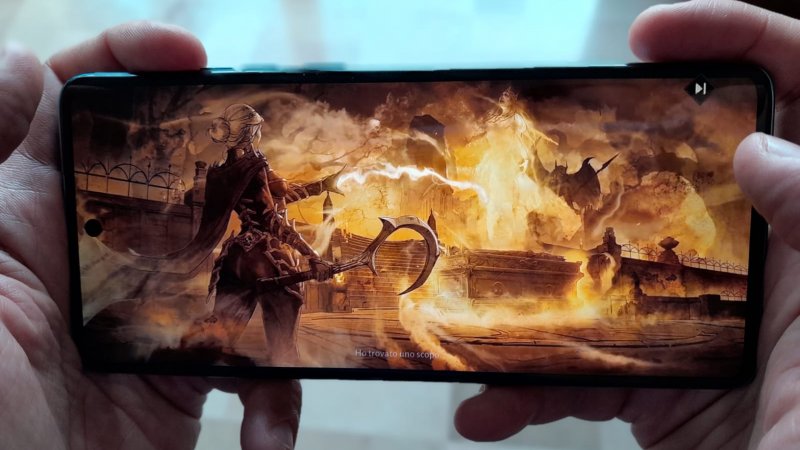 Il display del Motorola Edge 40 Neo è un 6,55 pollici con risoluzione Full HD+