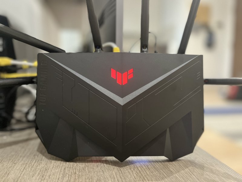 ASUS TUF Gaming AX6000 con il logo rosso