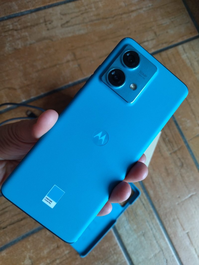 Il Motorola Edge 40 Neo è uno smartphone di fascia media che punta su una serie di orpelli per farsi notare
