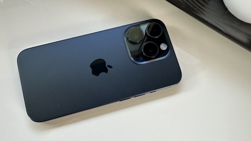 Il gruppo fotocamere di iPhone 15 Pro è composto da una principale da 48 MP, una grandangolare da 12 MP e una tele da 12 MP