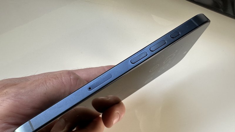 iPhone 15 Pro, un particolare della scocca in titanio