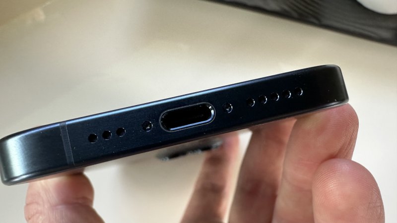 iPhone 15 Pro introduce finalmente l'USB-C