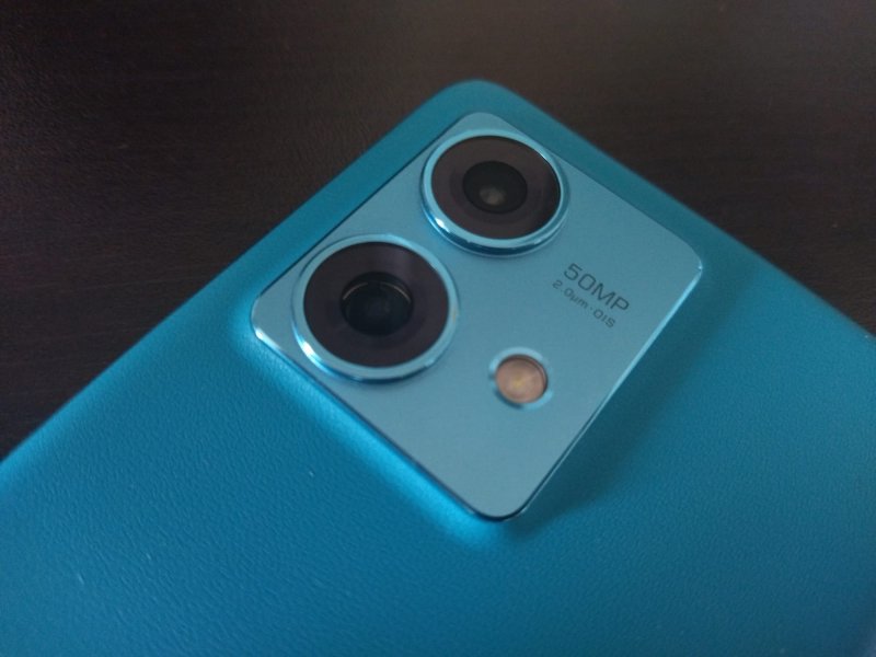 Il comparto fotografico è composto da una principale da 50 MP e una grandangolare da 13 MP