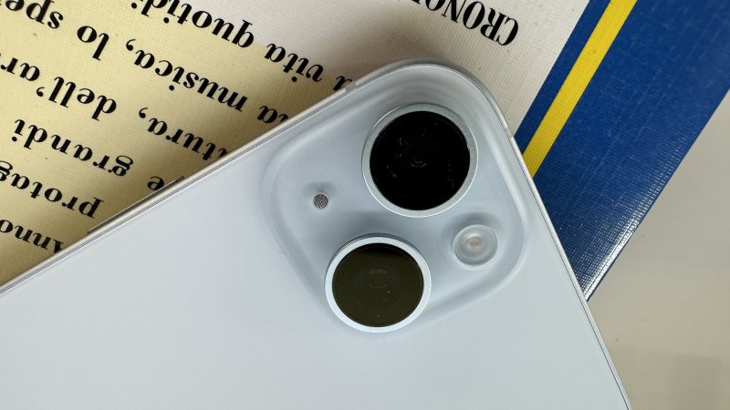 iPhone 15 Plus ha due fotocamere posteriori e una frontale