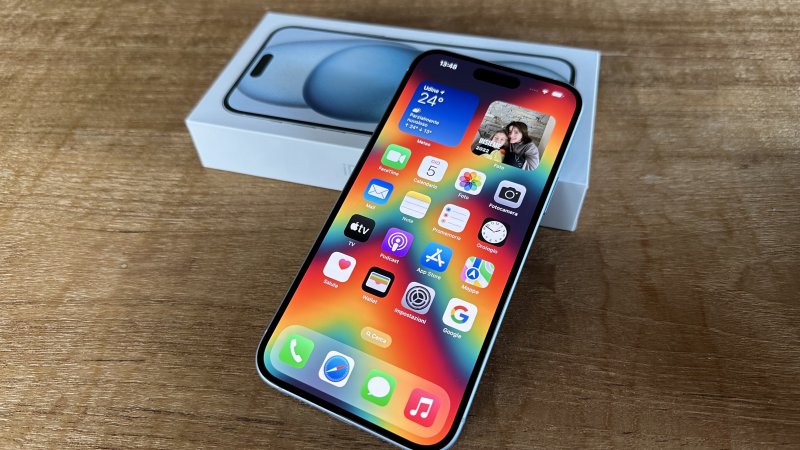 iPhone 15 Plus si distingue da iPhone 15 soltanto per le dimensioni dello schermo e della batteria