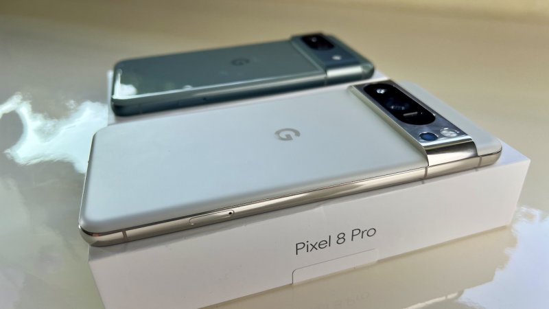 Google Pixel 8 Pro ha tre obiettivi posteriori, mentre Google Pixel 8 soltanto due