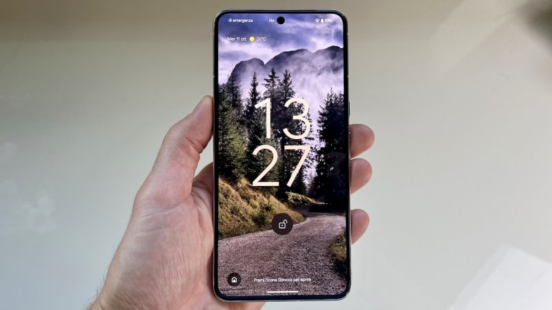 Lo schermo di Google Pixel 8 Pro è piatto e i bordi leggermente più arrotondati