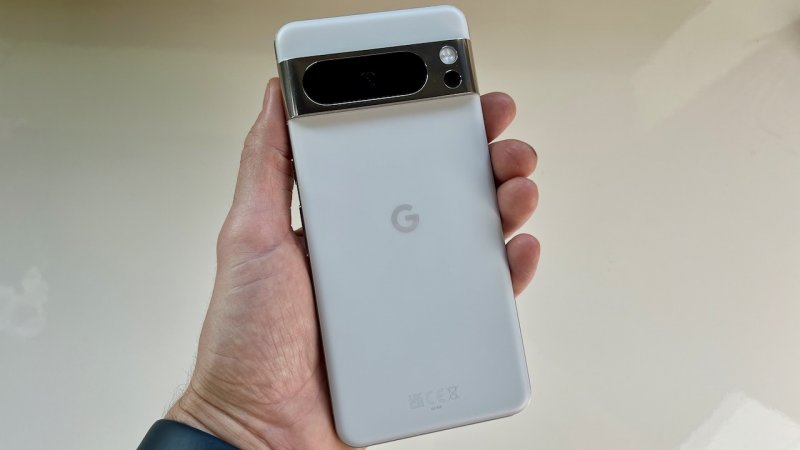 Il design di Google Pixel 8 Pro rimane riconoscibile pur con qualche piccola novità