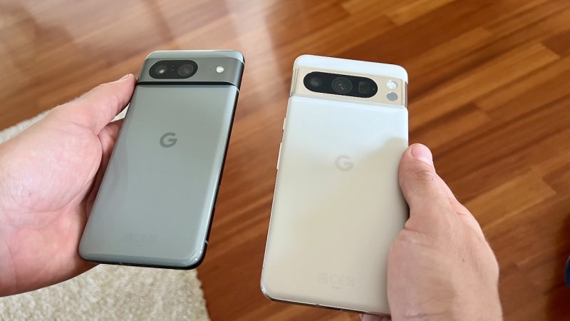 Google Pixel 8 è certamente più comodo del fratello maggiore da tenere in mano o in tasca Google Pixel 8 è certamente più comodo del fratello maggiore da tenere in mano o in tasca