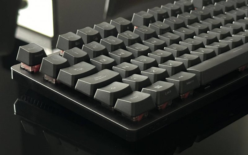 ASUS ROG Strix Scope 2 RX, la vista di lato evidenzia la curva ergonomica dei copritasto ASUS ROG Strix Scope 2 RX, la vista di lato evidenzia la curva ergonomica dei copritasto