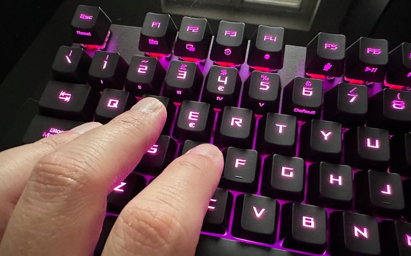 ASUS ROG Strix Scope 2 RX, le nostre dita sui WASD con l'illuminazione accesa ASUS ROG Strix Scope 2 RX, le nostre dita sui WASD con l'illuminazione accesa