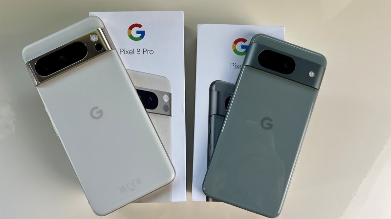 Le dimensioni di Google Pixel 8 sono visibilmente inferiori a quelle del modello Pro Le dimensioni di Google Pixel 8 sono visibilmente inferiori a quelle del modello Pro