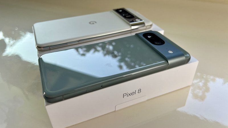 Il modulo fotocamere di Google Pixel 8 ha due obiettivi, uno in meno del modello Pro Il modulo fotocamere di Google Pixel 8 ha due obiettivi, uno in meno del modello Pro