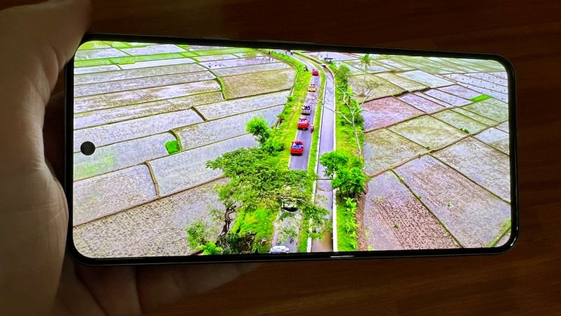 Lo schermo di Google Pixel 8 vanta un'ottima luminosità Lo schermo di Google Pixel 8 vanta un'ottima luminosità