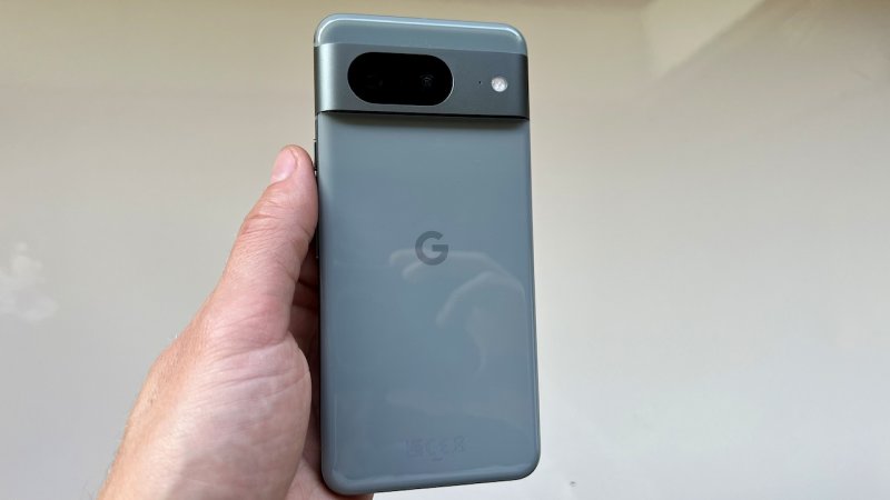 La scocca posteriore di Google Pixel 8 è in Gorilla Glass Victus con finitura lucida La scocca posteriore di Google Pixel 8 è in Gorilla Glass Victus con finitura lucida