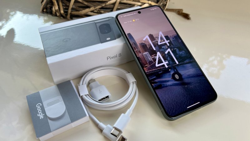 Google Pixel 8 e i (pochi) accessori inclusi nella confezione Google Pixel 8 e i (pochi) accessori inclusi nella confezione