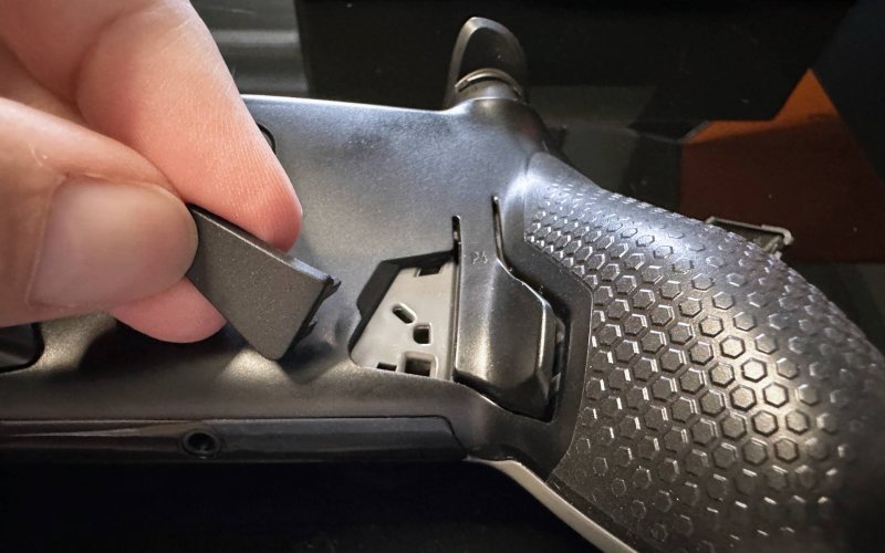 SCUF Envision Pro, l'applicazione delle coperture per le due palette centrali