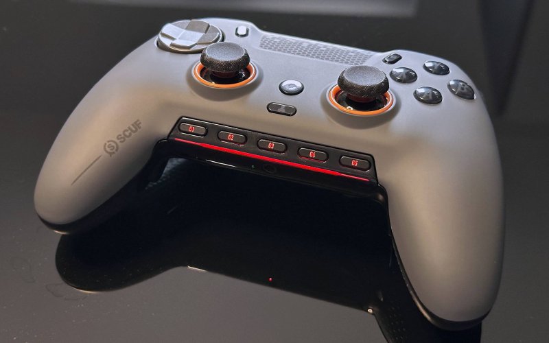 SCUF Envision Pro, la striscia LED evidenzia i pulsanti extra inferiori