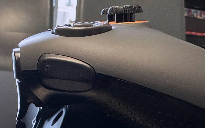 SCUF Envision Pro, il design dei grilletti e uno dei tasti laterali