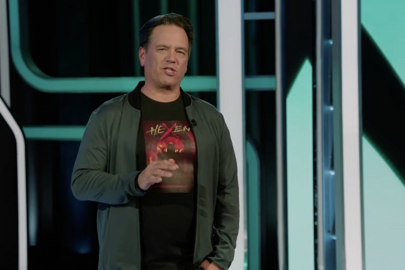 Phil Spencer con la t-shirt di Hexen Phil Spencer con la t-shirt di Hexen