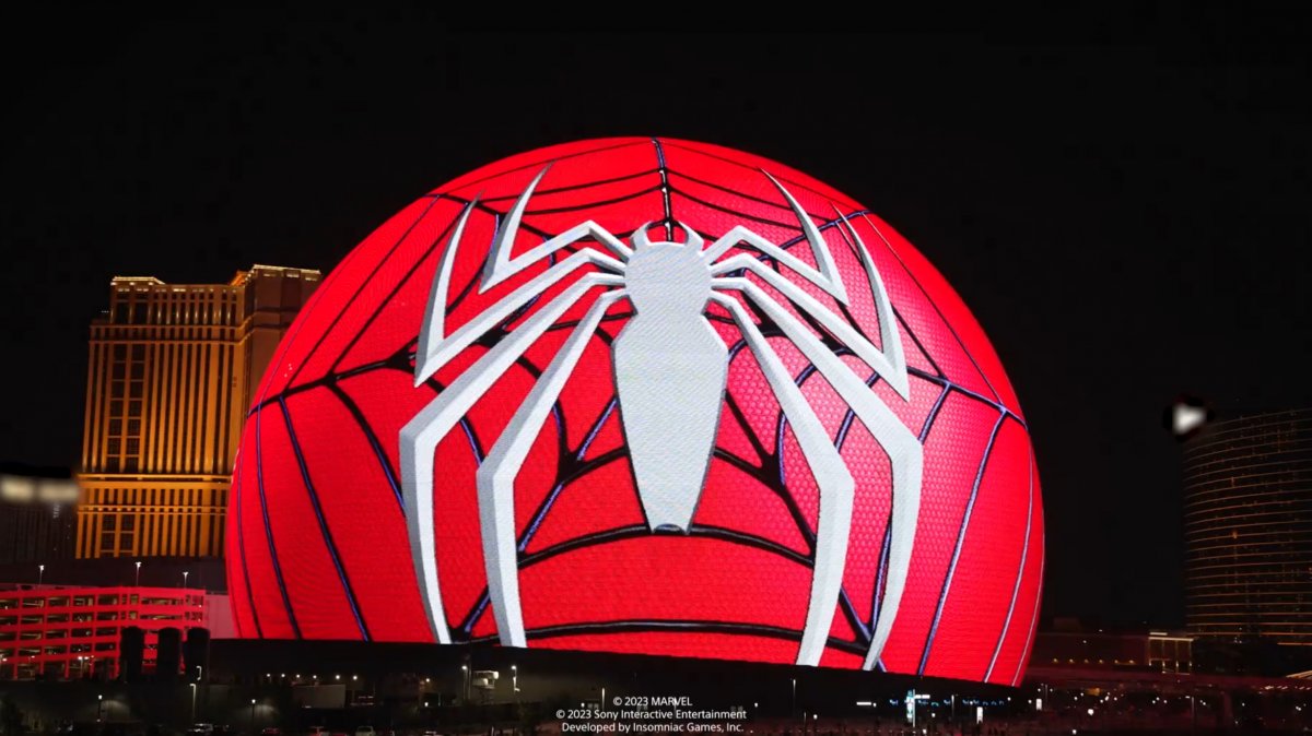 Marvel’s Spider-Man 2: The Amazing comercial en la Esfera de Las Vegas promocionando su lanzamiento en PS5