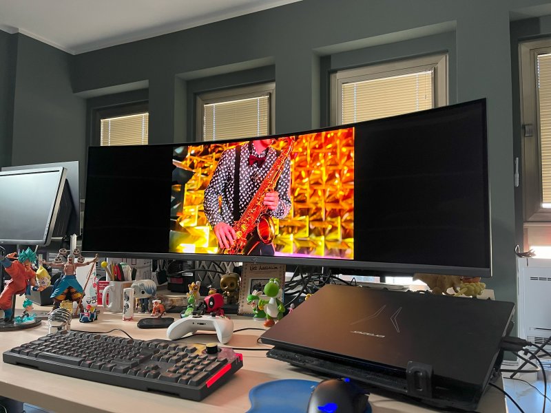 ASUS ROG Swift OLED PG49WCD è curvo, ma non troppo ASUS ROG Swift OLED PG49WCD è curvo, ma non troppo