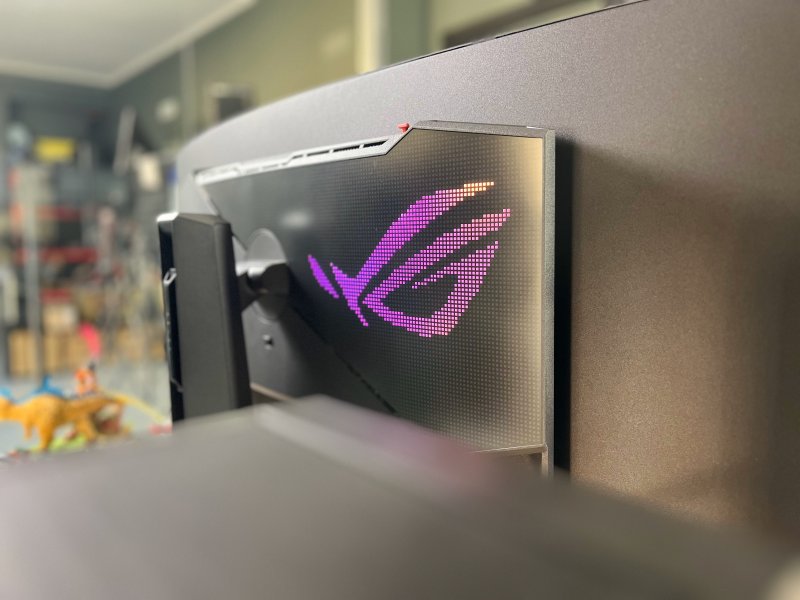 ASUS ROG Swift OLED PG49WCD ha ovviamente un immancabile logo RGB ASUS ROG Swift OLED PG49WCD ha ovviamente un immancabile logo RGB