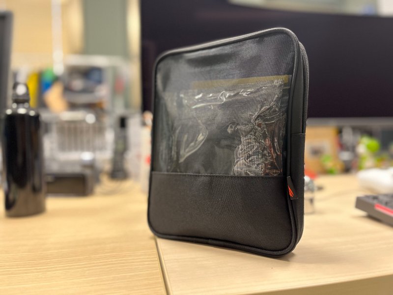 L'attenzione ai dettagli nel ROG Swift OLED PG49WCD: i cavi sono tenuti in ordine in una sobria borsetta L'attenzione ai dettagli nel ROG Swift OLED PG49WCD: i cavi sono tenuti in ordine in una sobria borsetta