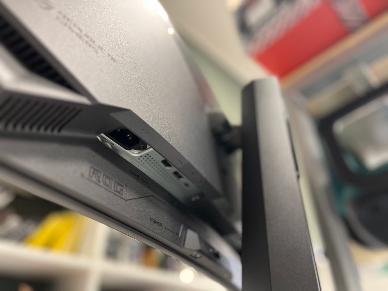 La posizione degli ingressi è uno degli aspetti che ci ha convinto meno del monitor ROG Swift OLED PG49WCD La posizione degli ingressi è uno degli aspetti che ci ha convinto meno del monitor ROG Swift OLED PG49WCD